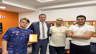 Bir saatte iki kilo çiğköfte yiyerek tam altın ödülünün sahibi oldu