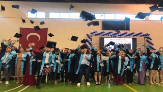 Bolvadinde üniversite öğrencilerinin mezuniyet heyecanı