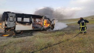Boş araziye terk edilen minibüs alev alev yandı