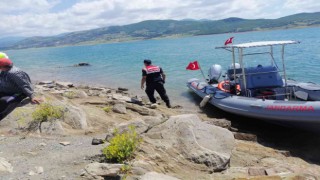 Botlu jandarma ekipleri kaçak balık avcılarına göz açtırmadı
