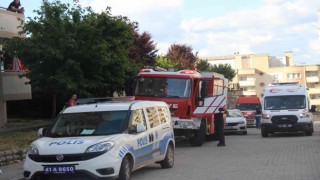 Bozulan asansörden çıkmaya çalışırken boşluğa düşüp yaralandı