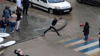 Bu da kaldırımdan atlayış, yağmur suyundan kaçan vatandaşların renkli görüntüleri gülümsetti