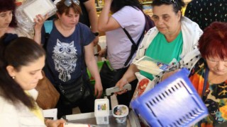 Bulgar turistler Edirnede alışveriş için sıraya girdi: Bagajlar doldu taştı