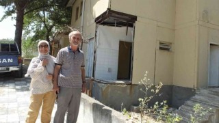 Burhaniye de Köy Grup Teknisyenliği binası yıkılıyor