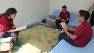 Burhaniye İHLde öğrenciler okula yüzlerce kitap kazandırdılar