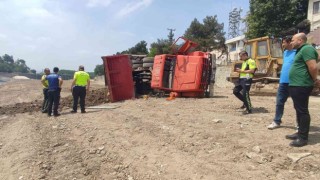 Bursada hafriyat kamyonu devrildi: 1 yaralı