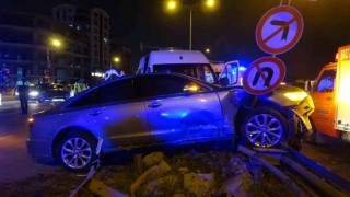 Bursada işçi servisi ile otomobil kafa kafaya çarpıştı: 6 yaralı