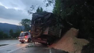 Bursada kamyon devrildi: 1 yaralı