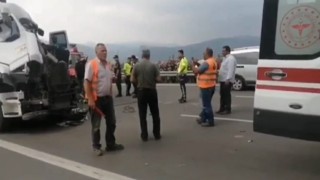 Bursada kamyona arkadan çarpan tırın sürücüsü araçta sıkıştı