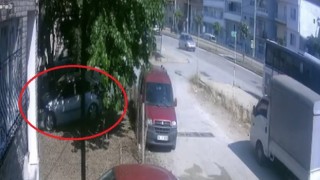 Bursada kontrolden çıkan otomobil bahçeye uçtu