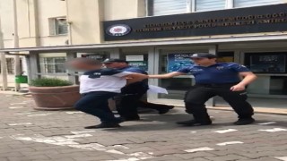 Bursada park halindeki araçtan kredi kartı çalan hırsız otelde yakalandı