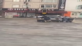 Bursada sağanak yağışta sürücülerin zor anları kameraya yansıdı
