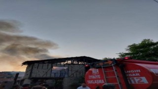 Bursada tarihi ev alev alev yandı