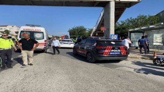 Büyükçekmecede otomobil otobüs durağındaki öğrencilerin arasına daldı: 1 ölü, 8 yaralı