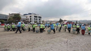 Büyükçekmecede yarım saat içinde kilolarca çöp topladılar