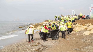 Büyükşehir Belediyesinden Anamurdan Akdenize sahil temizliği