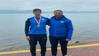 Büyükşehir kürek sporcuları derece ile döndü