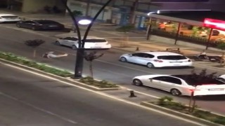 Cadde ortasına yatarak araçların geçişine izin vermeyen alkollü şahsın rahat tavırları pes dedirtti