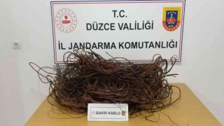 Çalıntı kabloları yakarken yakalandı