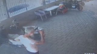 Çalışanların gözü önünde motosikleti çaldı, sakinliğiyle pes dedirtti