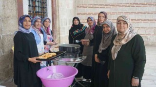Cami avlusunda satışa sunulan ürünlere yoğun ilgi