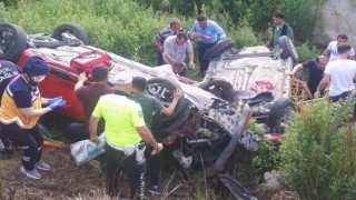 Çarpışan iki otomobil dere yatağına yuvarlandı: 6 yaralı