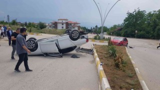 Çarpışan otomobillerden biri ters döndü