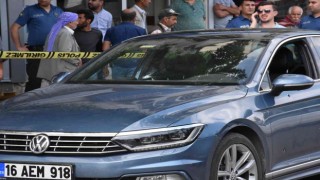 Çarşının ortasında otomobile silahlı saldırı