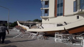 Çeşmede otelin terası çöktü