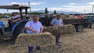 Çiftçilere ücretsiz saman balyası dağıtıldı