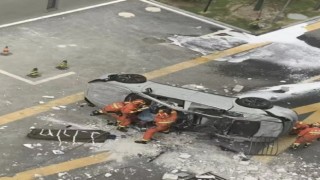 Çinde elektrikli otomobil 3. kattan düştü: 2 ölü