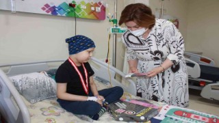 Çocuk hastanesinde tedavi gören öğrencilere karne hediyesi