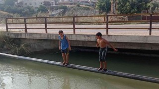 Çocuklar Adana sıcağında tehlikeye aldırış etmeyen kanallarda serinliyor