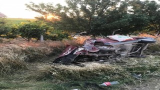 Çocuklarına bakayım derken karşıdan gelen araçla kafa kafaya çarpıştı: 6 aylık bebek öldü, 4 kişi yaralandı