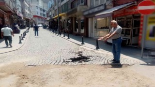 Çöken yol vatandaşı çileden çıkardı