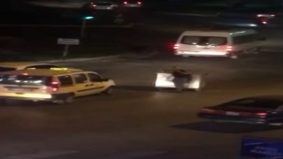 Çöp konteynerini yol ortasına çekip içki masası yaptı, sürücülere zor anlar yaşattı