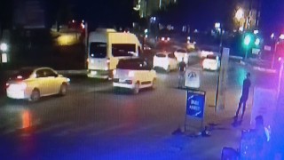 Çöp konteynerini yolun ortasına çekip, kaybolan cep telefonunu sürücülere sordu
