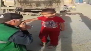 Çöp toplarken kendisine yardım eden çocukların elini öpüp harçlık verdi