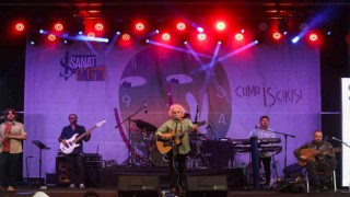 “Cuma İş Çıkışı” Ankara konserinde Yeni Türkü sahne aldı