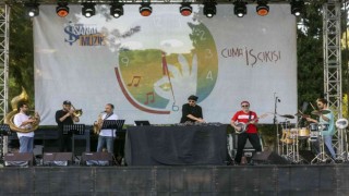 Cuma İş Çıkışı konserinde İzmirde Hey! Douglas sahne aldı