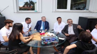 Cumhurbaşkanı Erdoğan çay davetini kabul ettiği vatandaşlarla sohbet etti