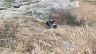 Dağda mahsur kalan köpeğin imdadına itfaiye ekipleri yetişti