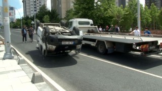 Dağıtıma çıkan kargo aracı kaza yaptı, kargolar yola savruldu