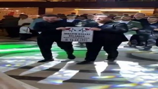 Damada görülmemiş şaka: Altın yerine adının yazdığı mezar taşı hediye ettiler