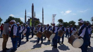 Davullu-zurnalı davete turistlerden yoğun ilgi