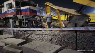 Demir yoluna elektrik hattı çeken işçilere lokomotif çarptı: 1 ölü, 2 yaralı