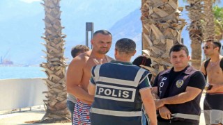 Denizde akıntıya kapılıp sahildeki çantasından uzaklaşan adam, hırsızın hedefi oldu