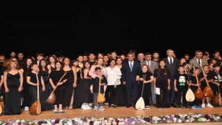 Denizli türkülerini 120 öğrenciden oluşan dev orkestra seslendirdi