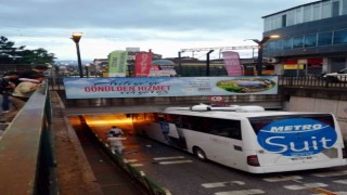 Denizliden yola çıkan yolcu otobüsü alt geçitte sıkıştı