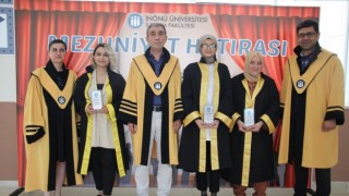 Dereceye giren iletişimcilere plaket